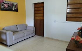 Apartamento cercado por natureza e diversão